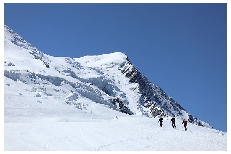 grupo de esquiadores de travesía ascendiendo hacia la cima más alta de los Alpes, el mont blanc