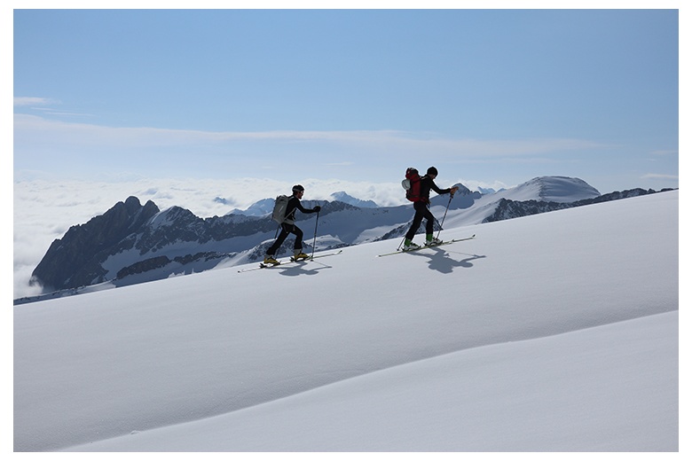 esquiadores de montaña en el aneto en un día espectacular, de ahí la preciosa vista de la forcanada